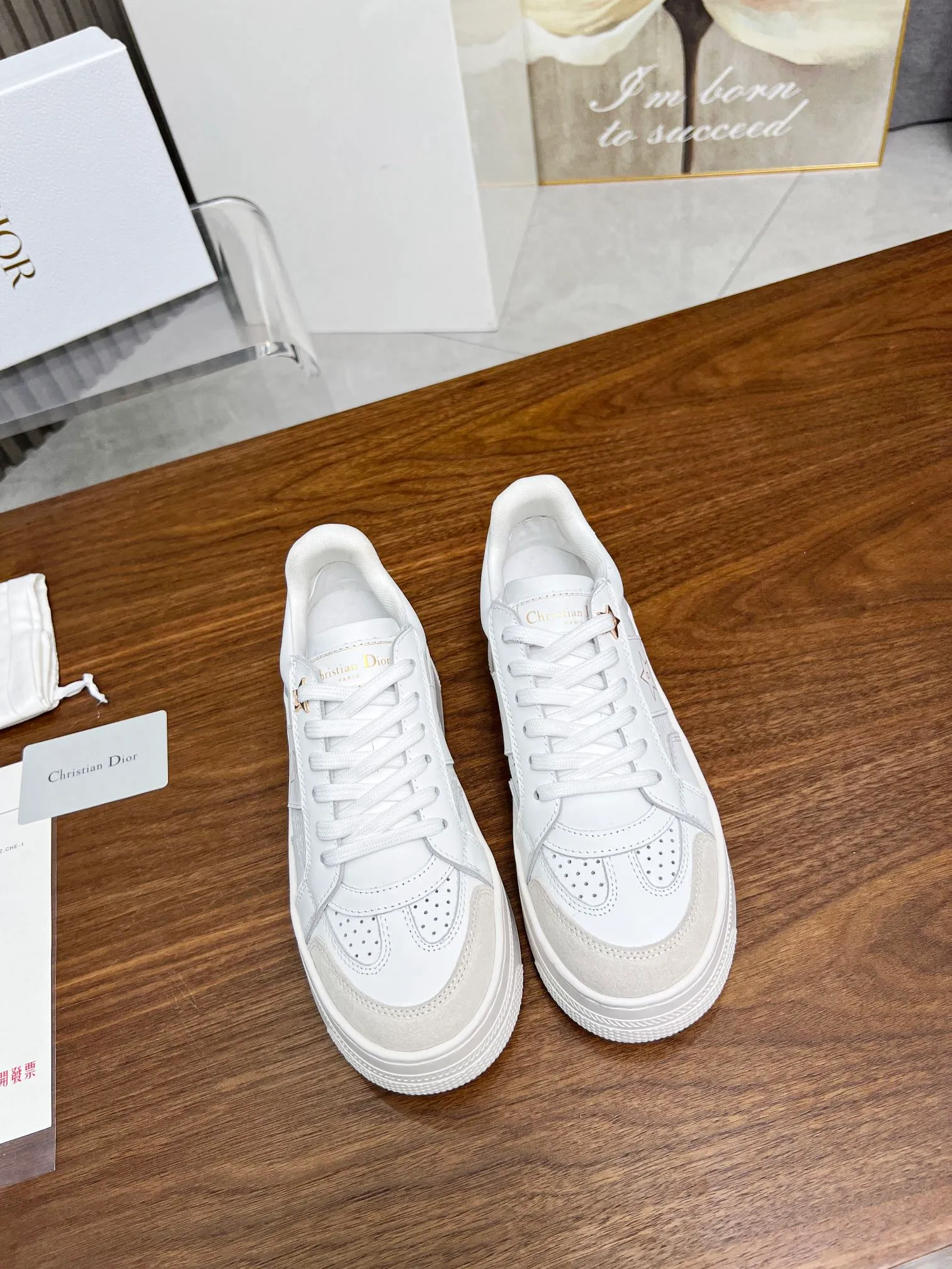 👟👟Ex-factory price 480👟👟 Dior's new 2024 Lucky Star, star sneakers, improve the signature line of modern style. The upper is carefully crafted from white calfskin, with matching suede calfskin panels on the front, and black CD signatures and star patterns on both sides, highlighting its unique charm. With a thick yet ultra-light signature sole that is 5cm taller, this sneaker can be paired with casual wear all year round. Size: 35-41. Welcome to place your order in the picture above [Rose][Rose][Rose]